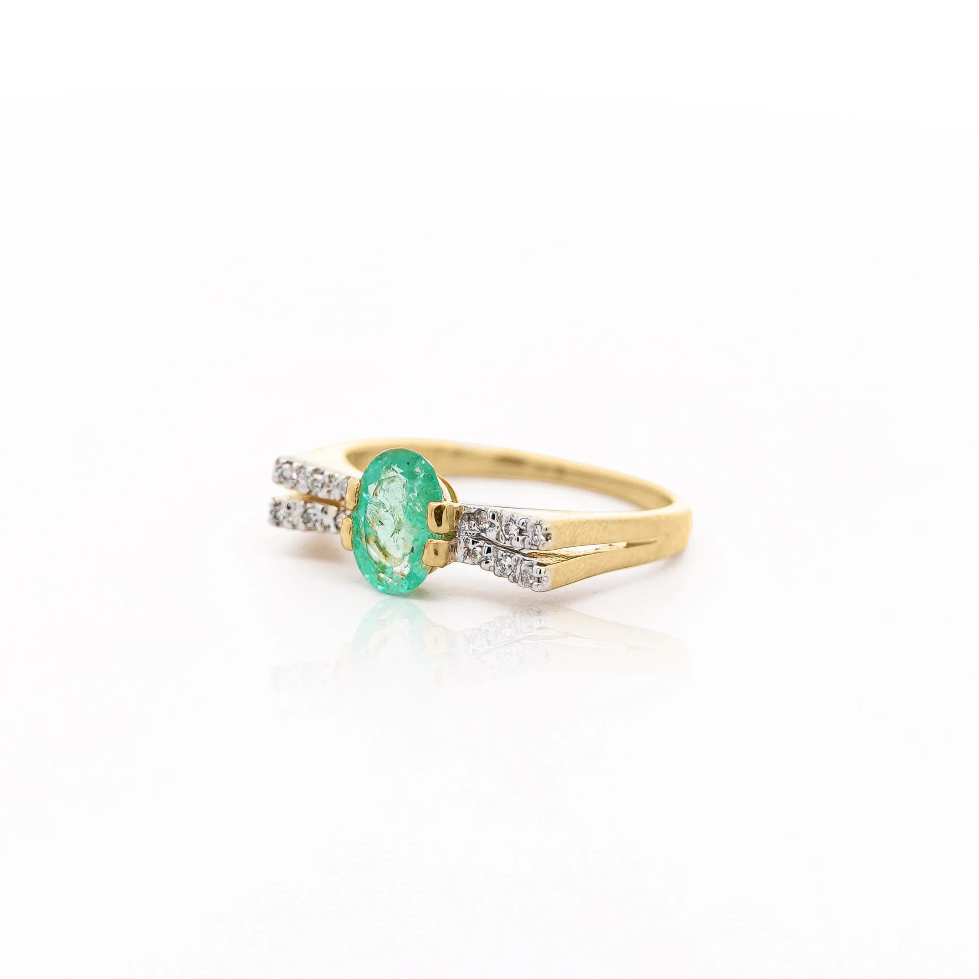 0.86 Carat Vibrant Green Oval Cut Emerald & Diamond in 14KY Gold Statement Ring - Image 4