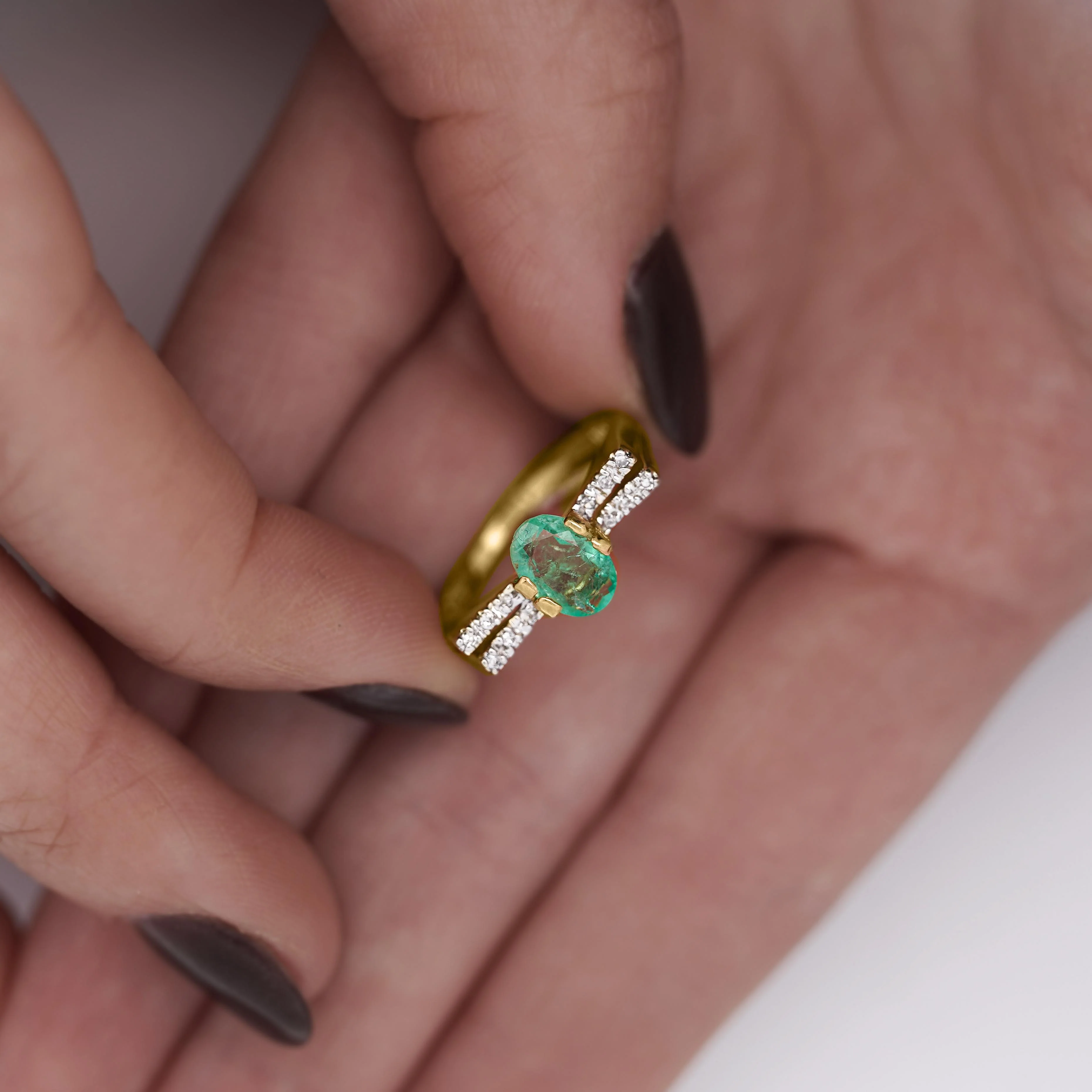 0.86 Carat Vibrant Green Oval Cut Emerald & Diamond in 14KY Gold Statement Ring - Image 7
