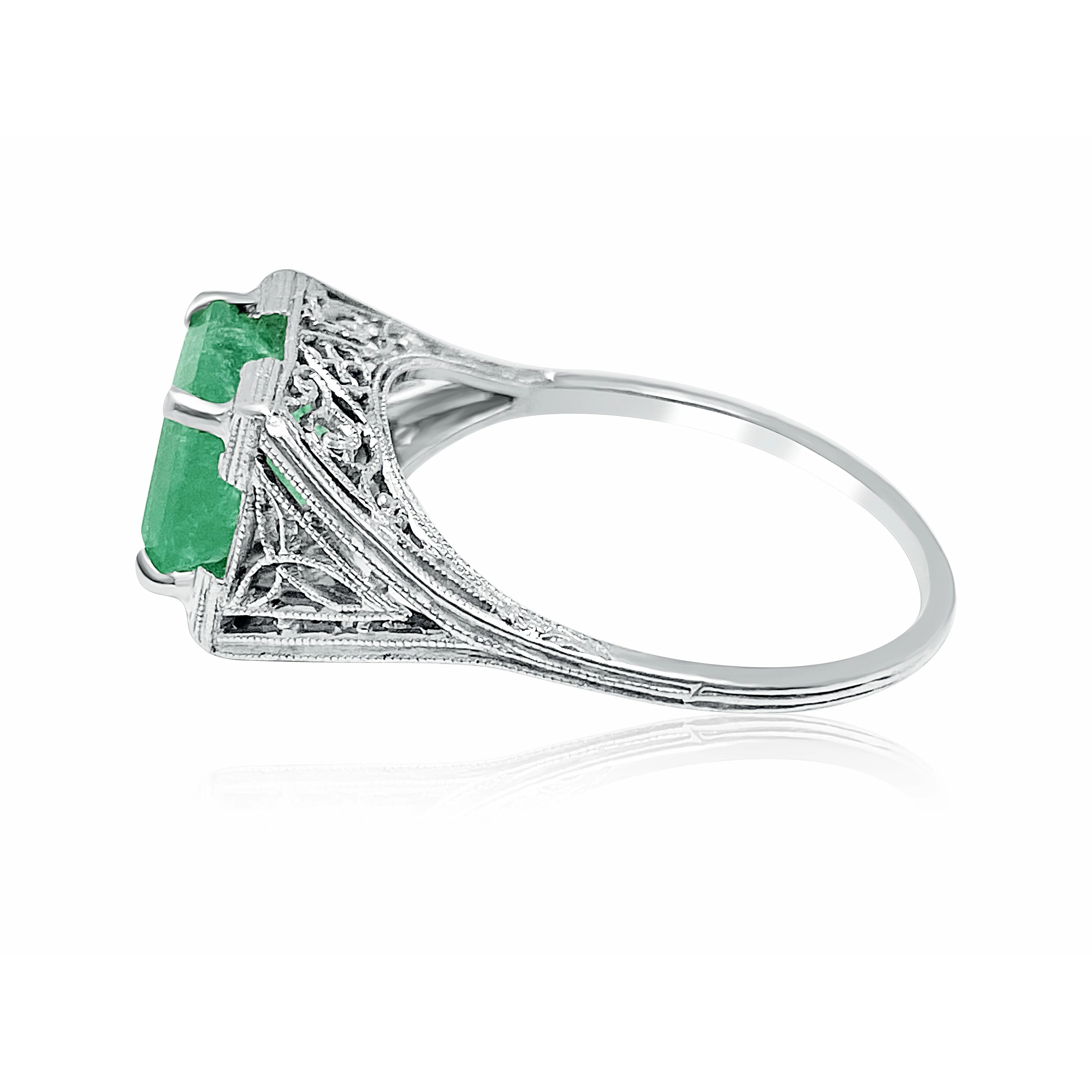 1.93 Carat Colombian Emerald set in Art Deco Platinum filigree ring - Image 4
