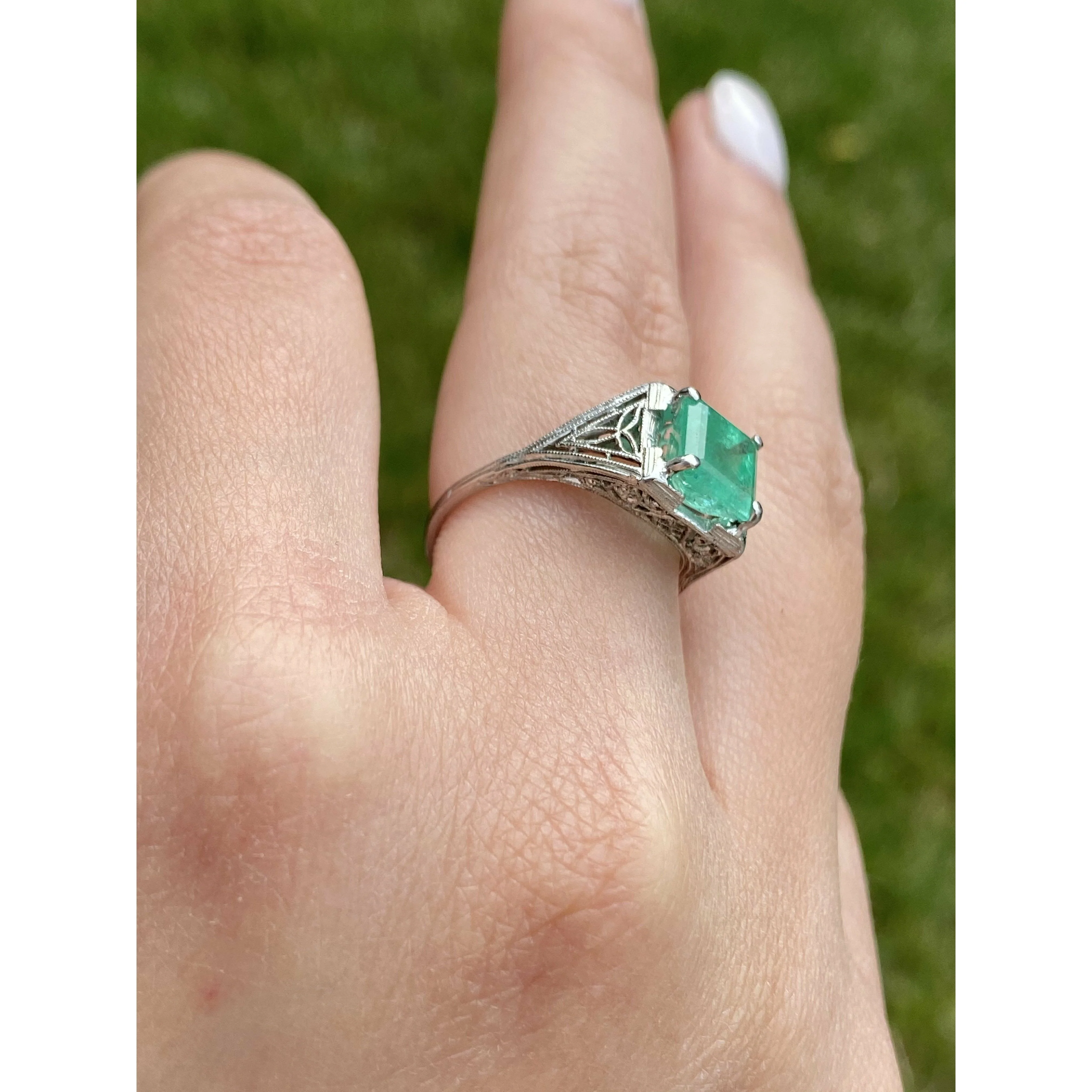 1.93 Carat Colombian Emerald set in Art Deco Platinum filigree ring - Image 7