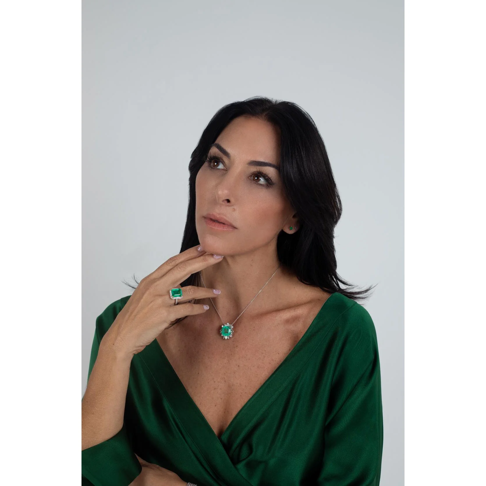 11.54 carat Colombian Emerald and Baguette Diamond Pendant in Platinum - Image 5