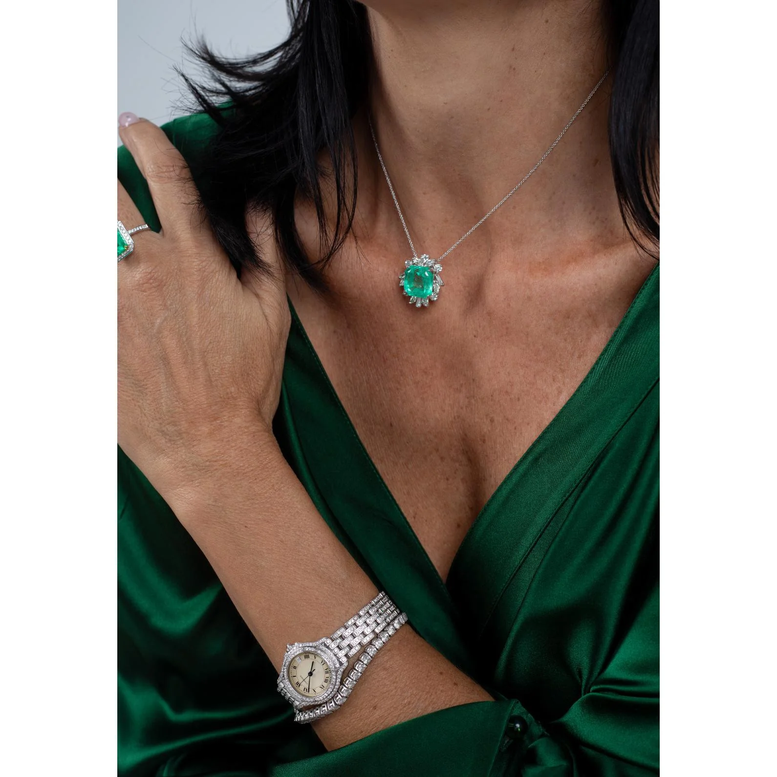 11.54 carat Colombian Emerald and Baguette Diamond Pendant in Platinum - Image 6