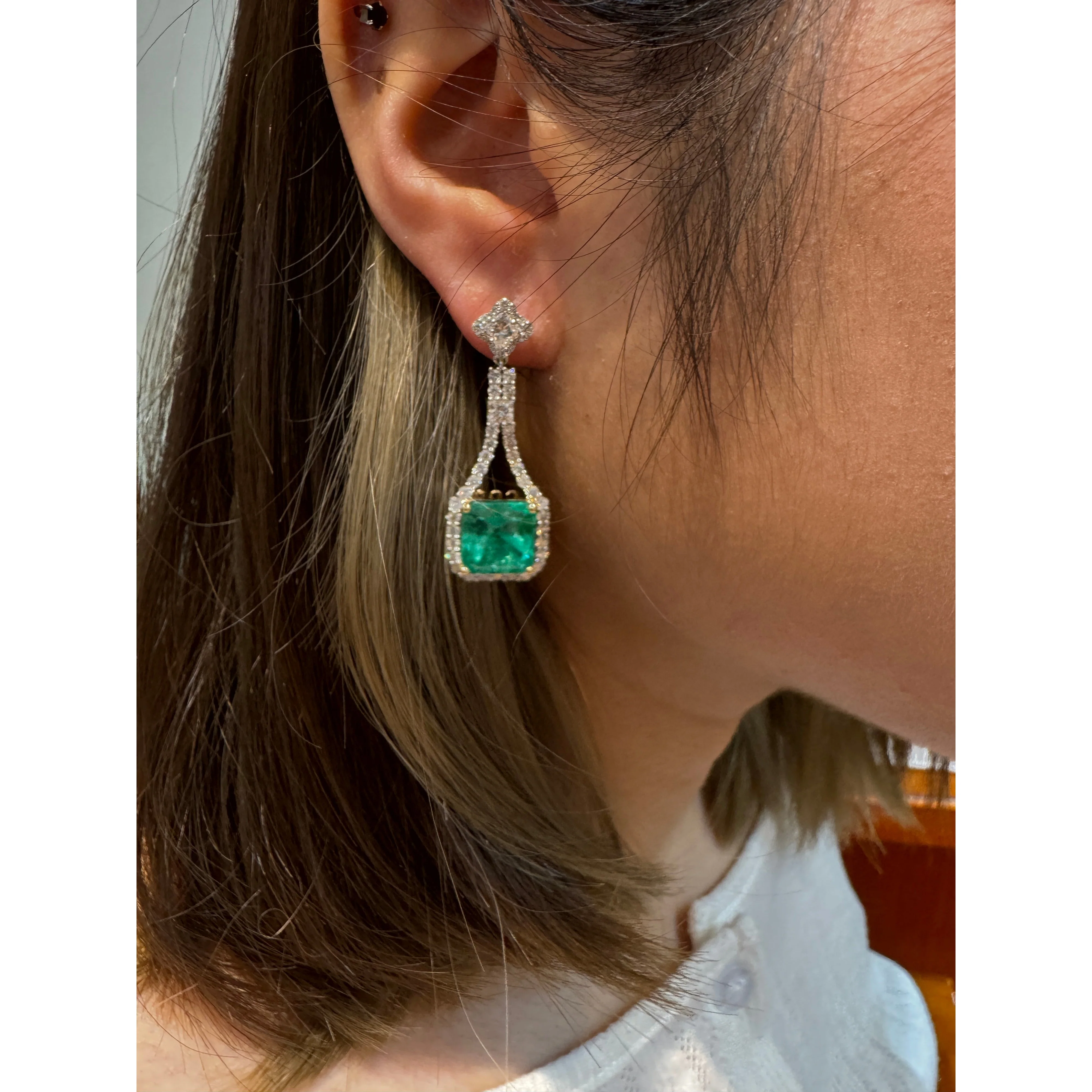 15 Carat Colombian Minor Oil Emerald & Diamond Dangle Earrings in 18K White Gold - Image 17
