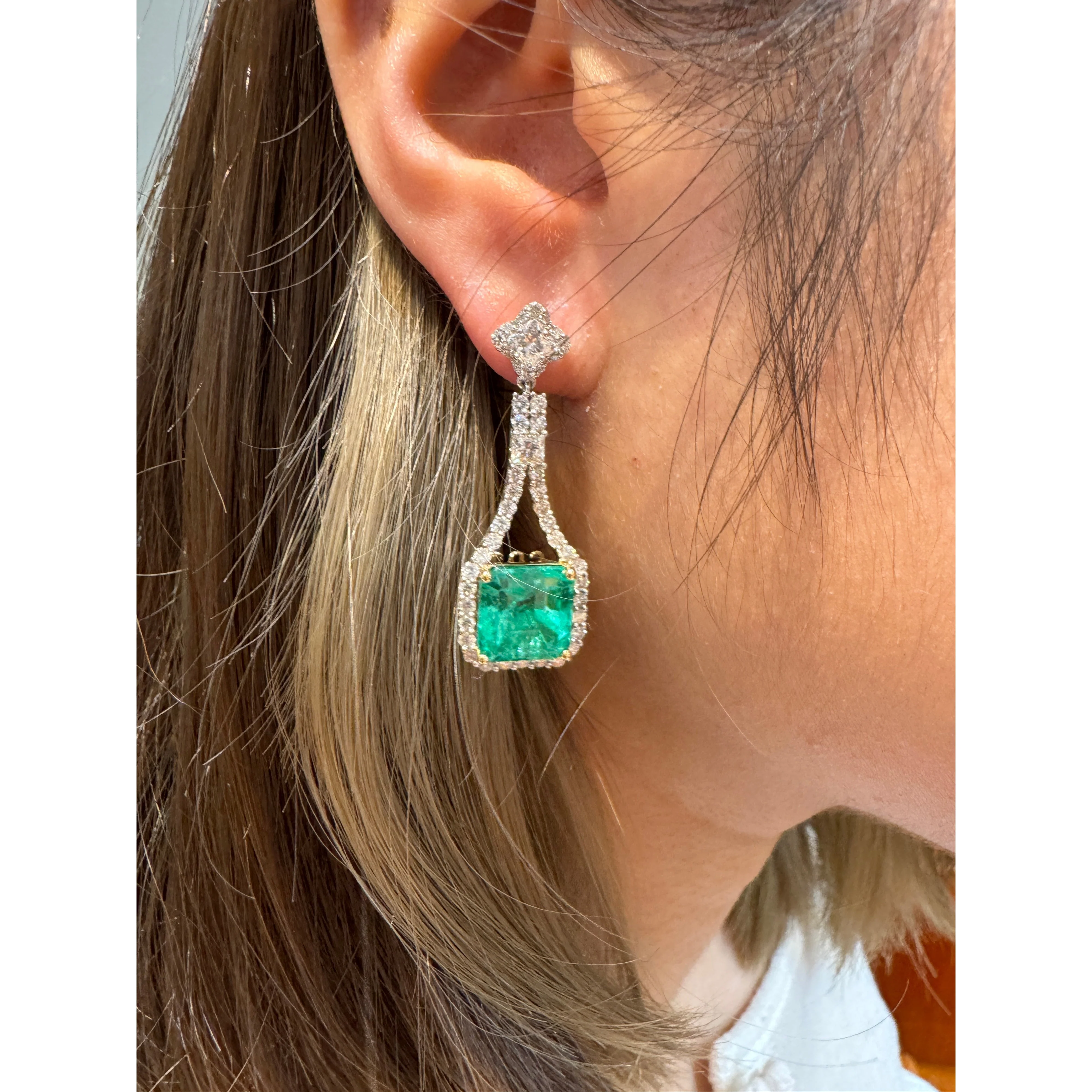 15 Carat Colombian Minor Oil Emerald & Diamond Dangle Earrings in 18K White Gold - Image 18