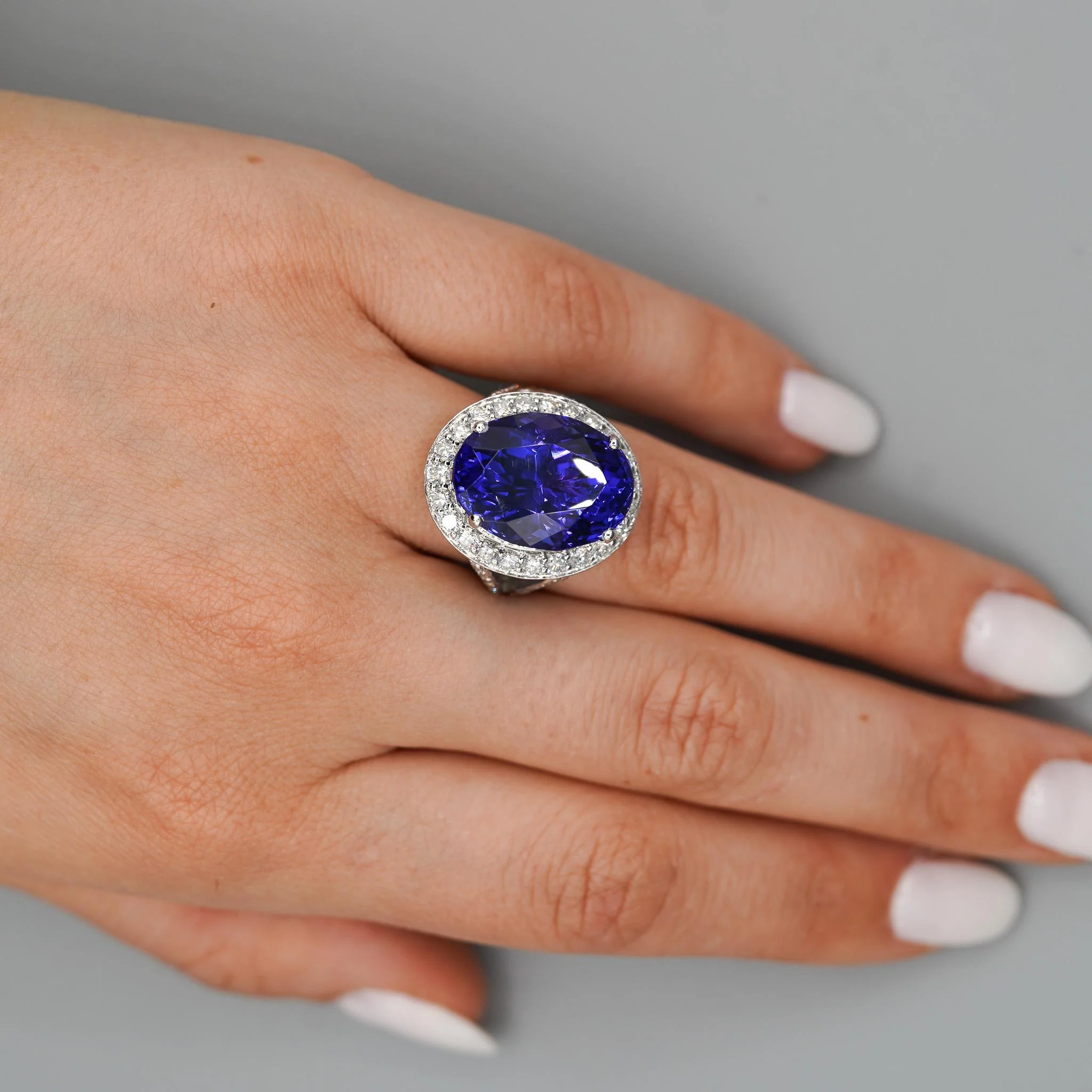 18.06 Carat AAAA Tanzanite 18K White Gold Split Shank Ring - Image 4