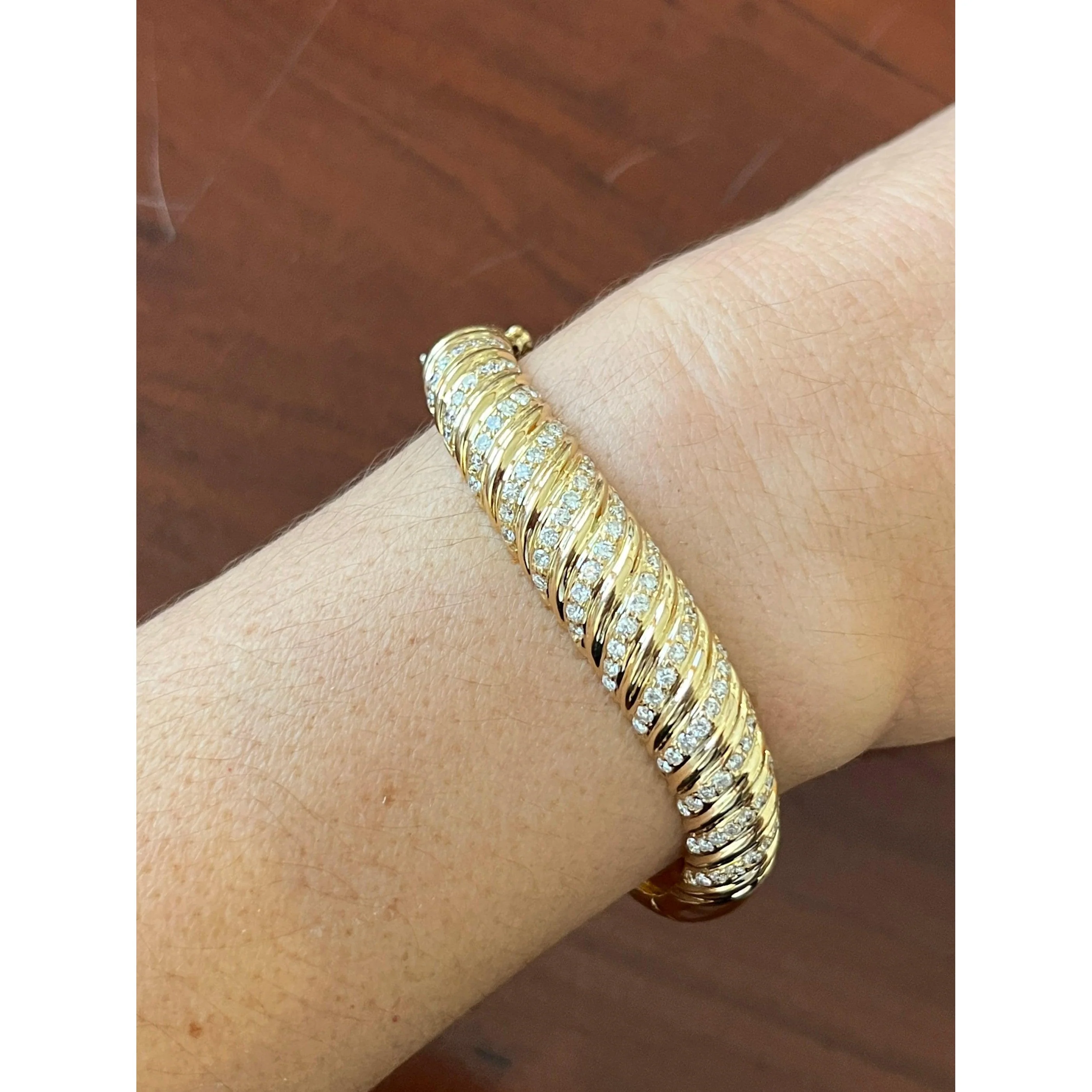 18K Gold Curved Bangle Bracelet With Round Cut Diamonds - Image 4