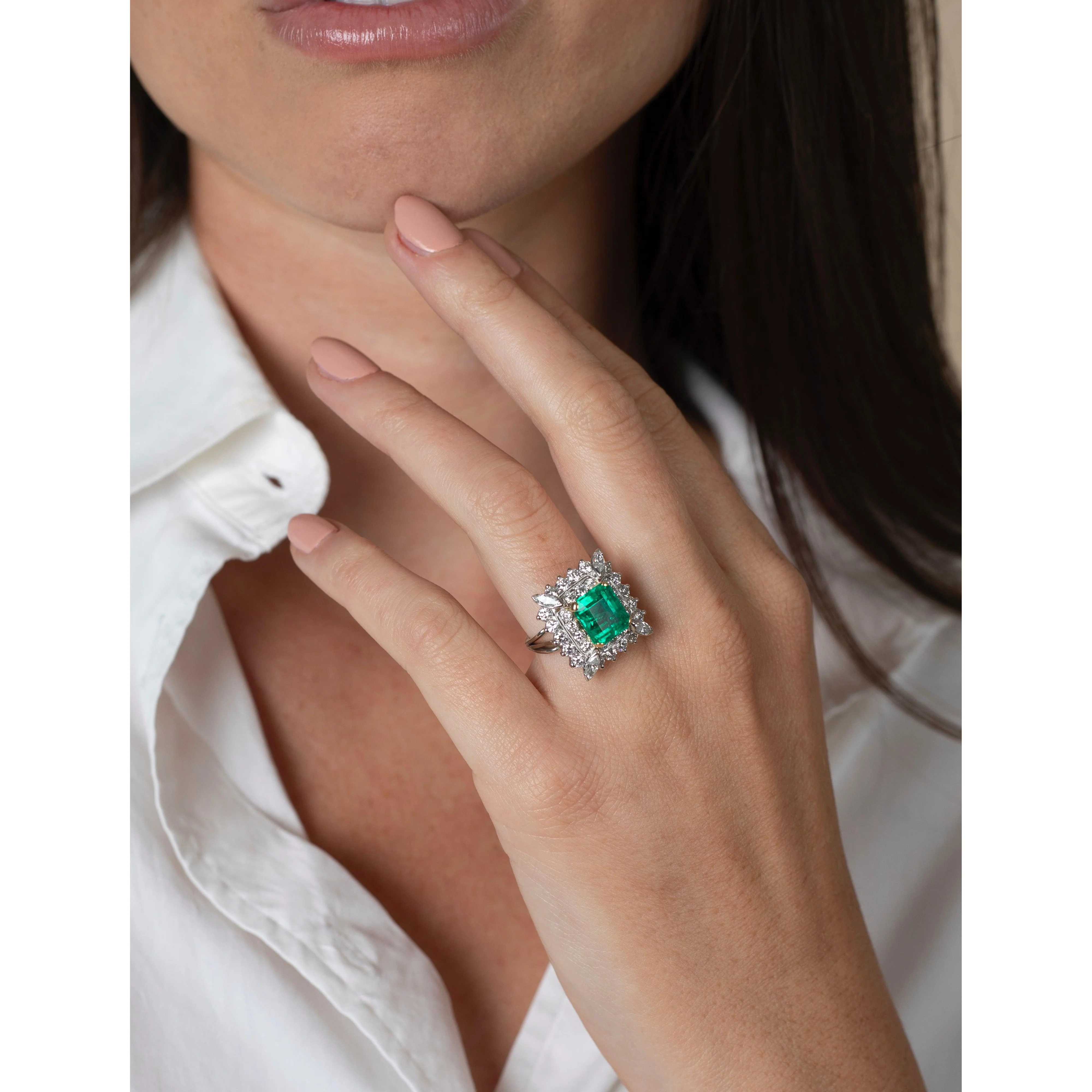 Vintage 3.31 Carat Minor Oil Colombian Emerald and Diamond Cluster Ring in Platinum - Image 4