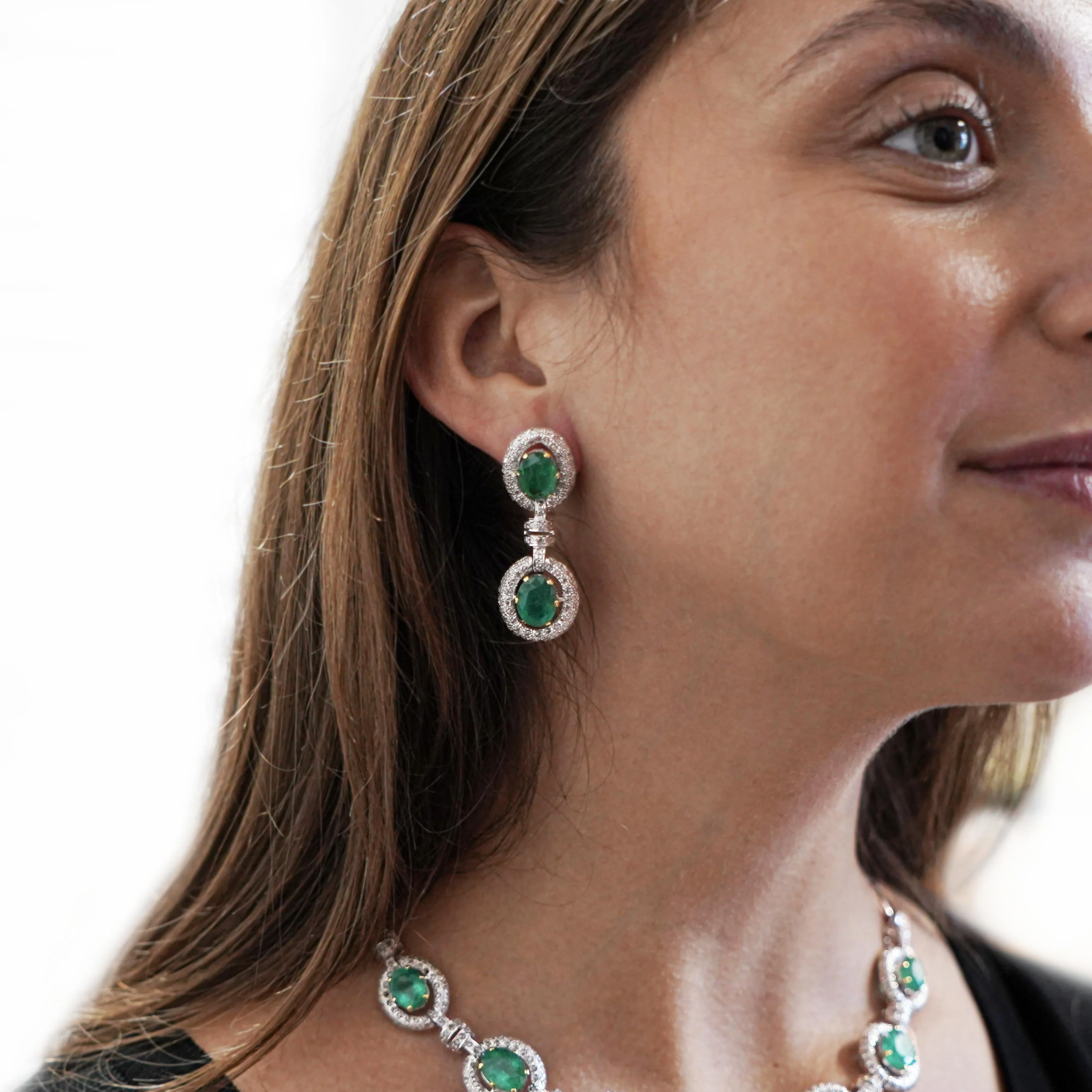 32 Carat Emerald and Rose-Cut Diamond Necklace & Earring Set in 18K Gold - Image 3