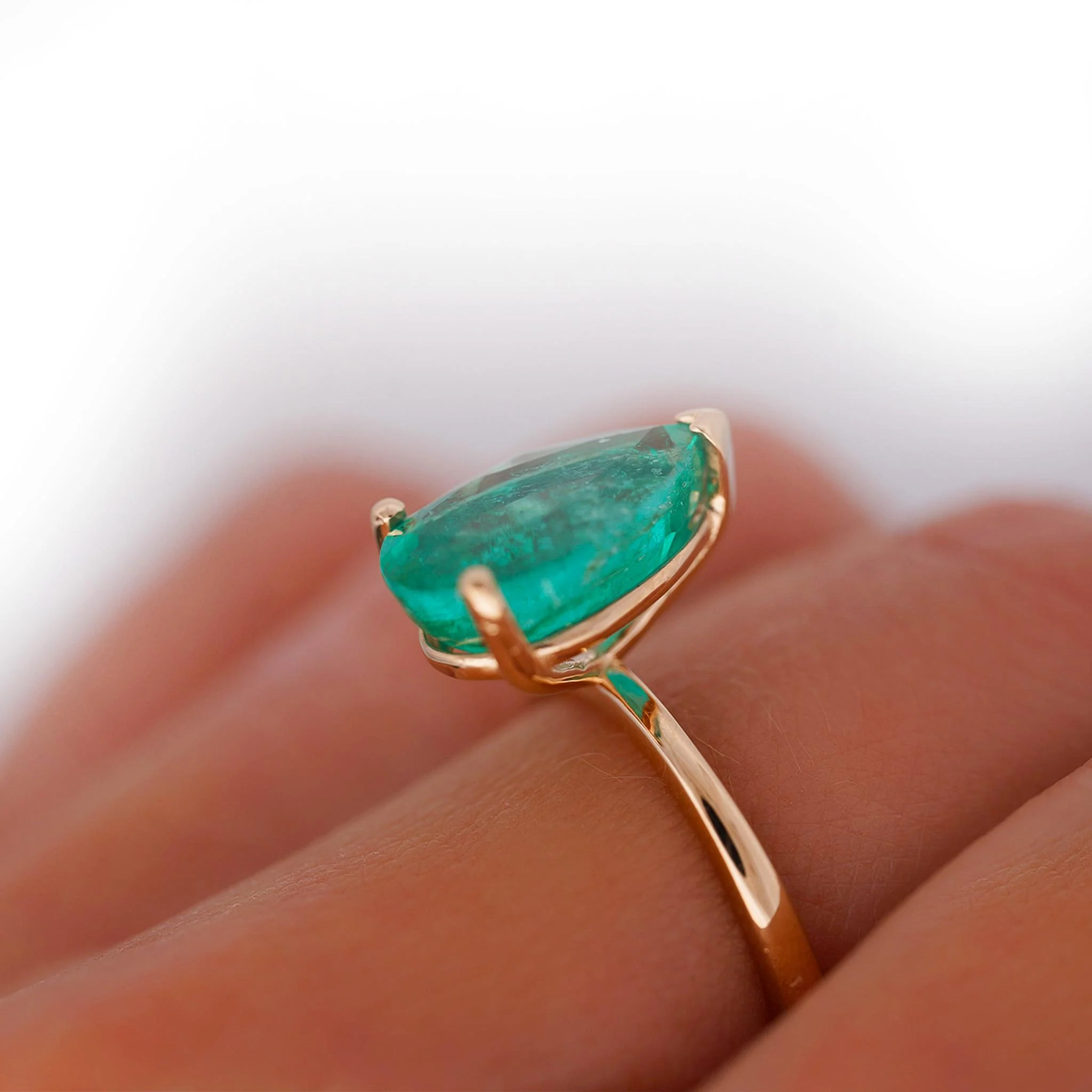 4.01 Carat Pear Cut Rich Green Emerald Solitaire 18K Rose Gold Ring - Image 3
