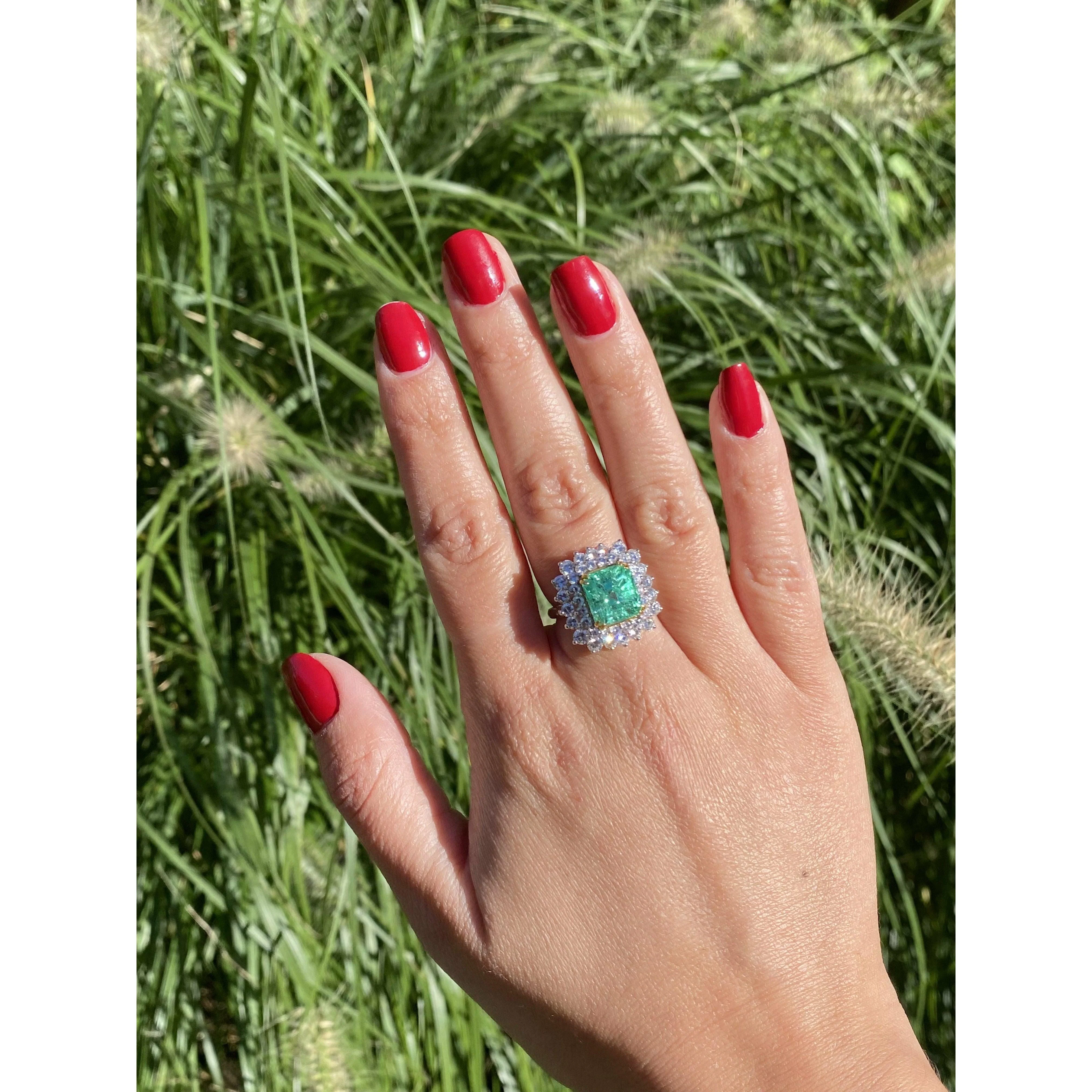 4.30 carat natural Colombian Emerald in Diamond cluster ring - Image 4