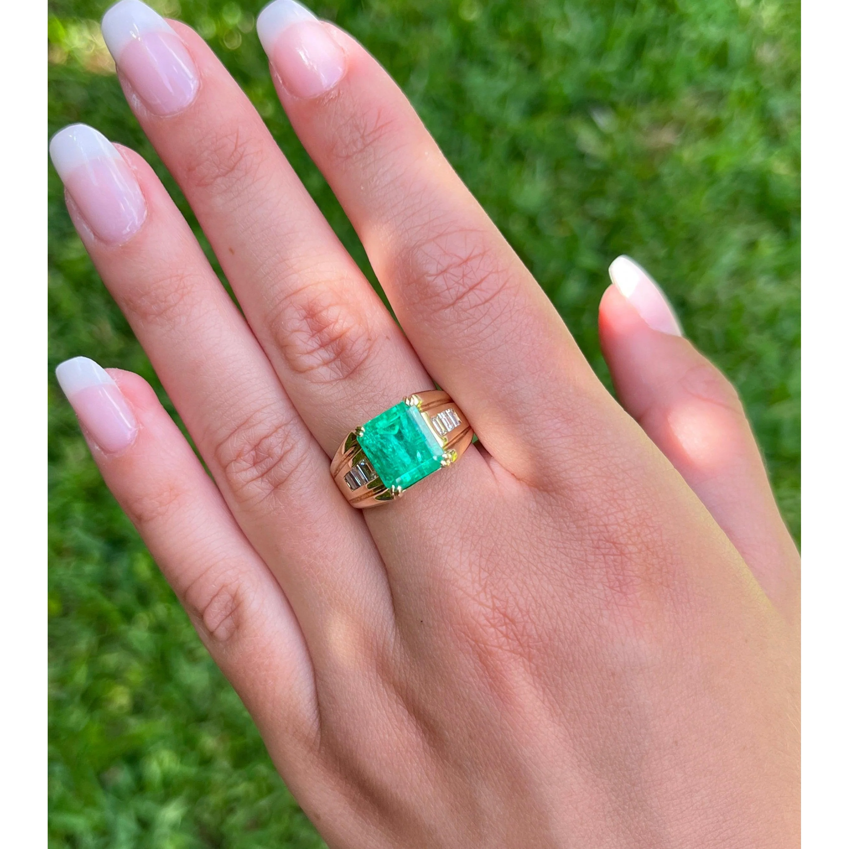 4.60 Carat Natural Colombian Emerald & Diamond 14K Gold Unisex Ring - Image 2