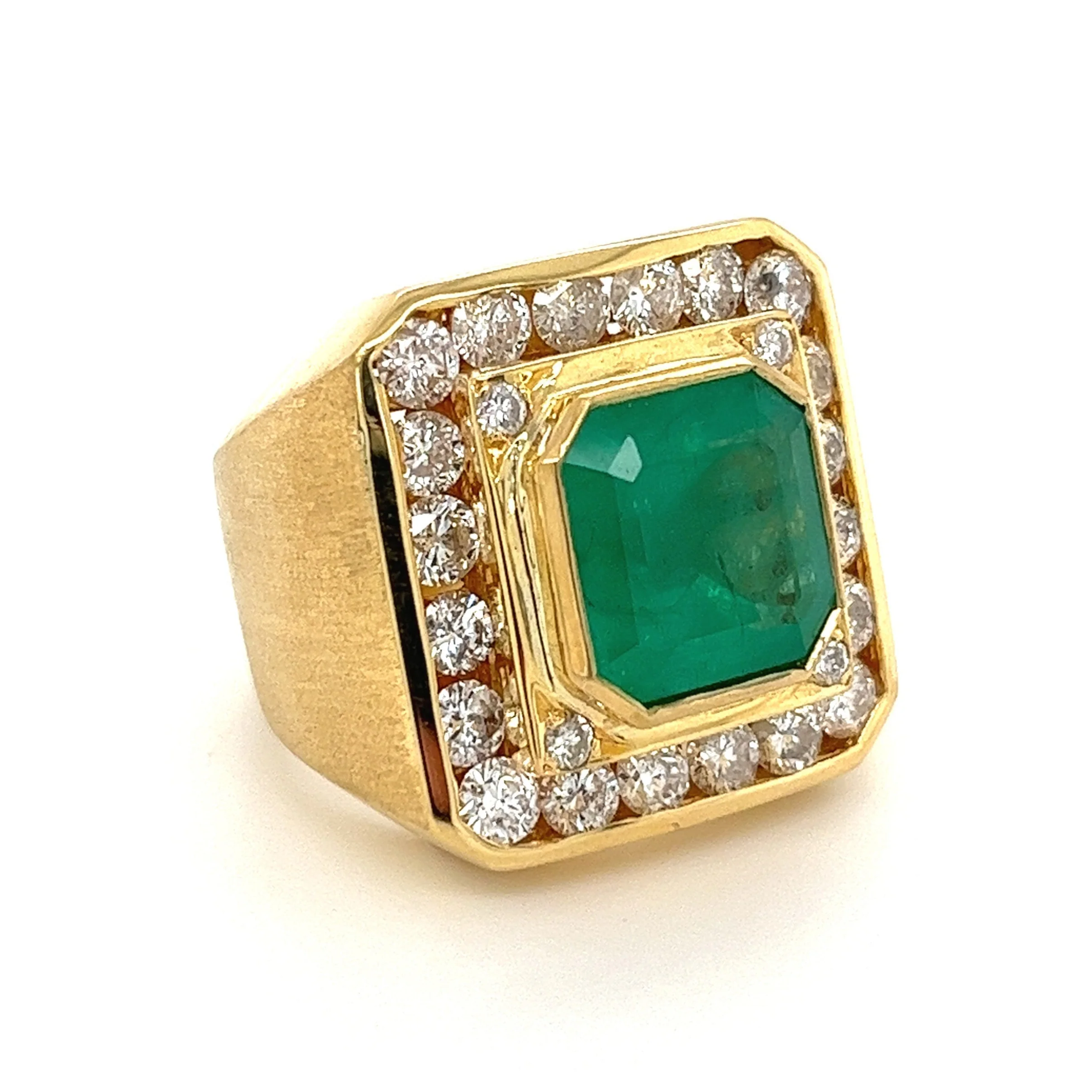 5 Carat Emerald Mens Ring With Round Diamond Halo in 18k Yellow Gold - Image 2