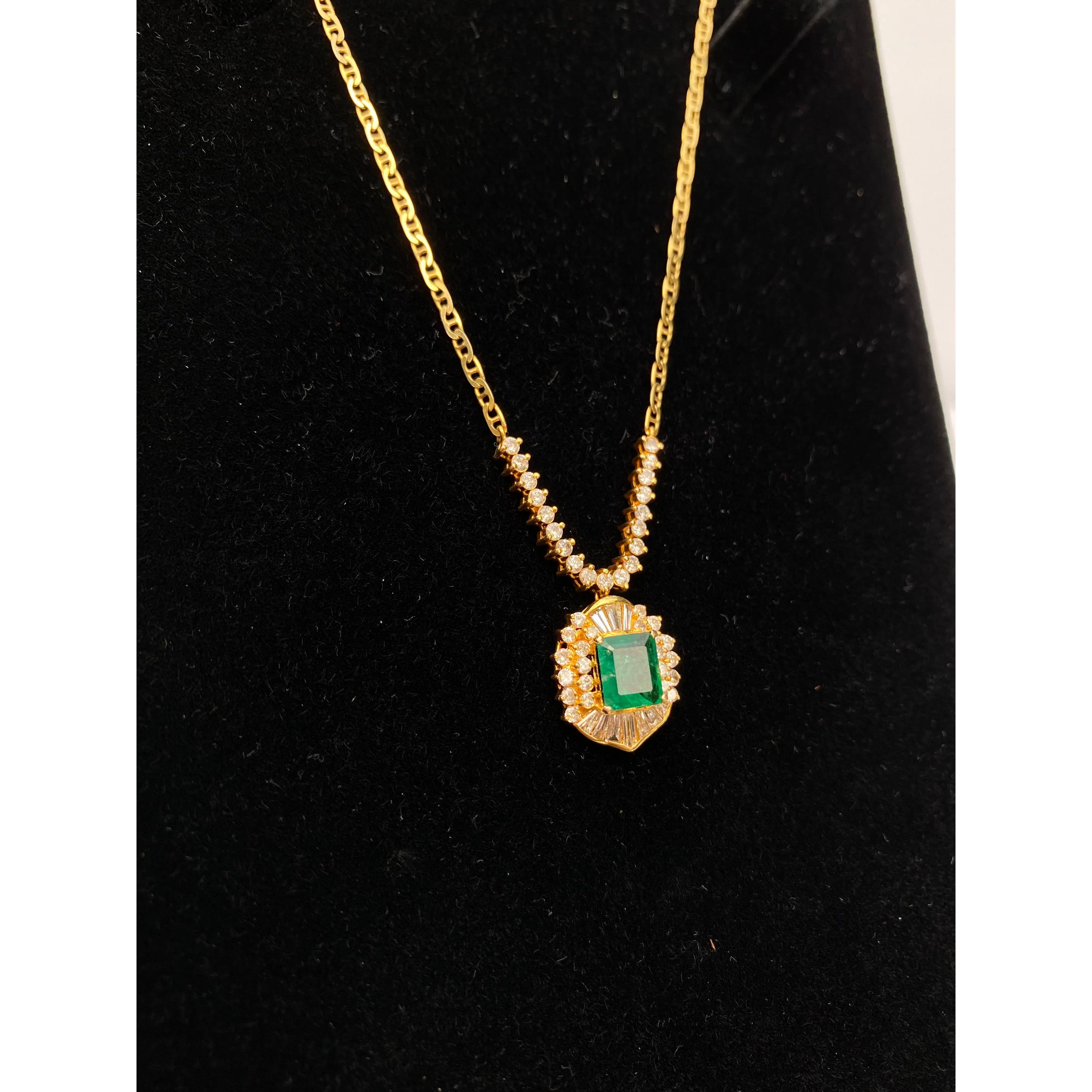Art Deco Style Natural 1.33 Carat Emerald pendant in 18k solid gold - Image 5