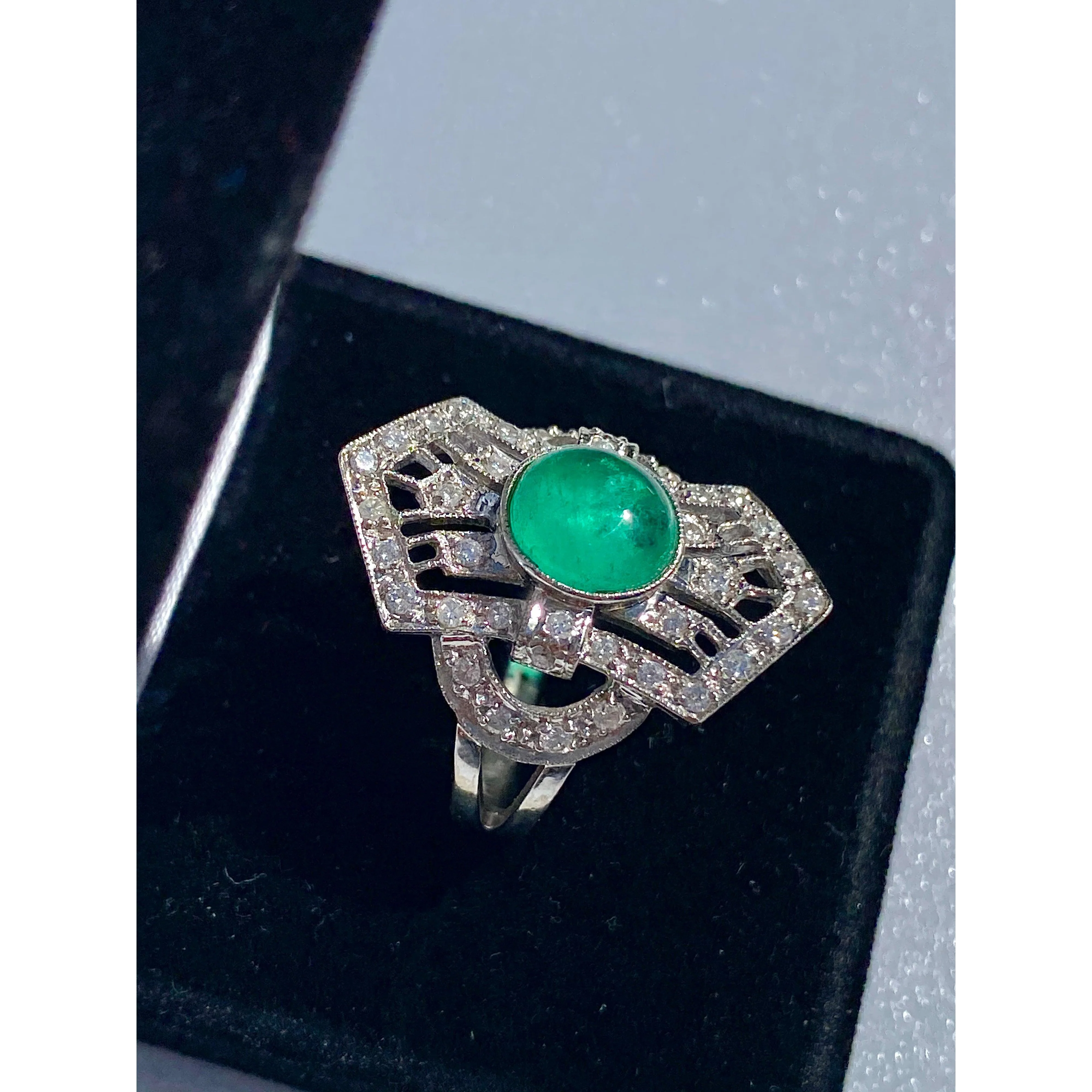 Cabochon Cut Natural Emerald Ring in Art Deco inspired Vintage White Gold Setting - Image 4