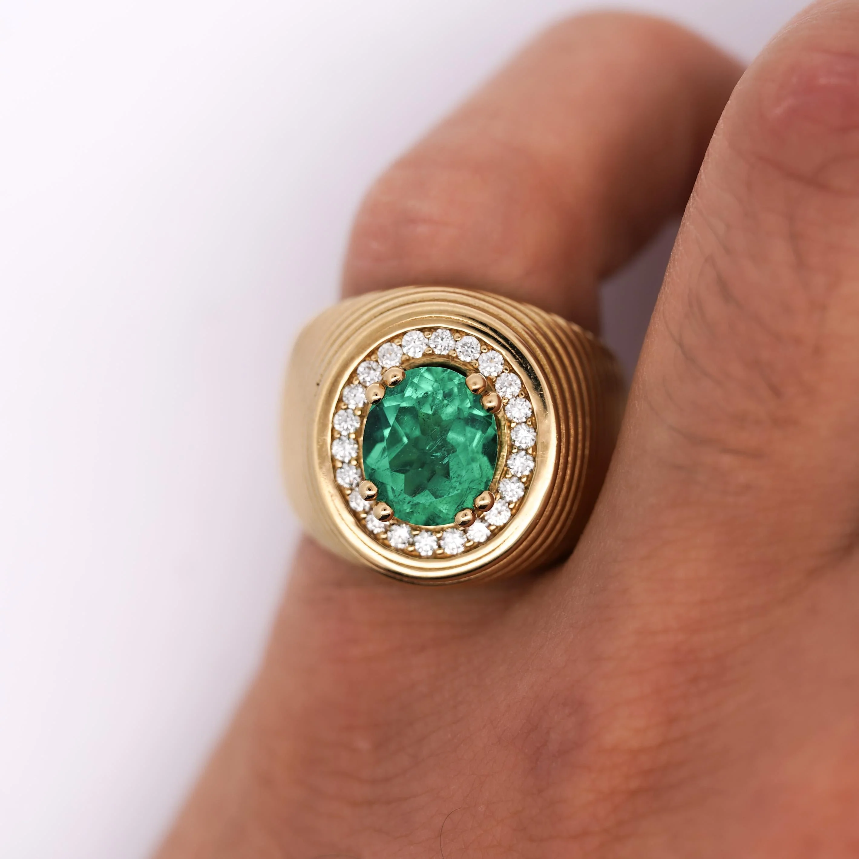 GIA Certified 3.01 Carat Colombian Emerald & Diamond 18K Yellow Gold Unisex Ring - Image 3