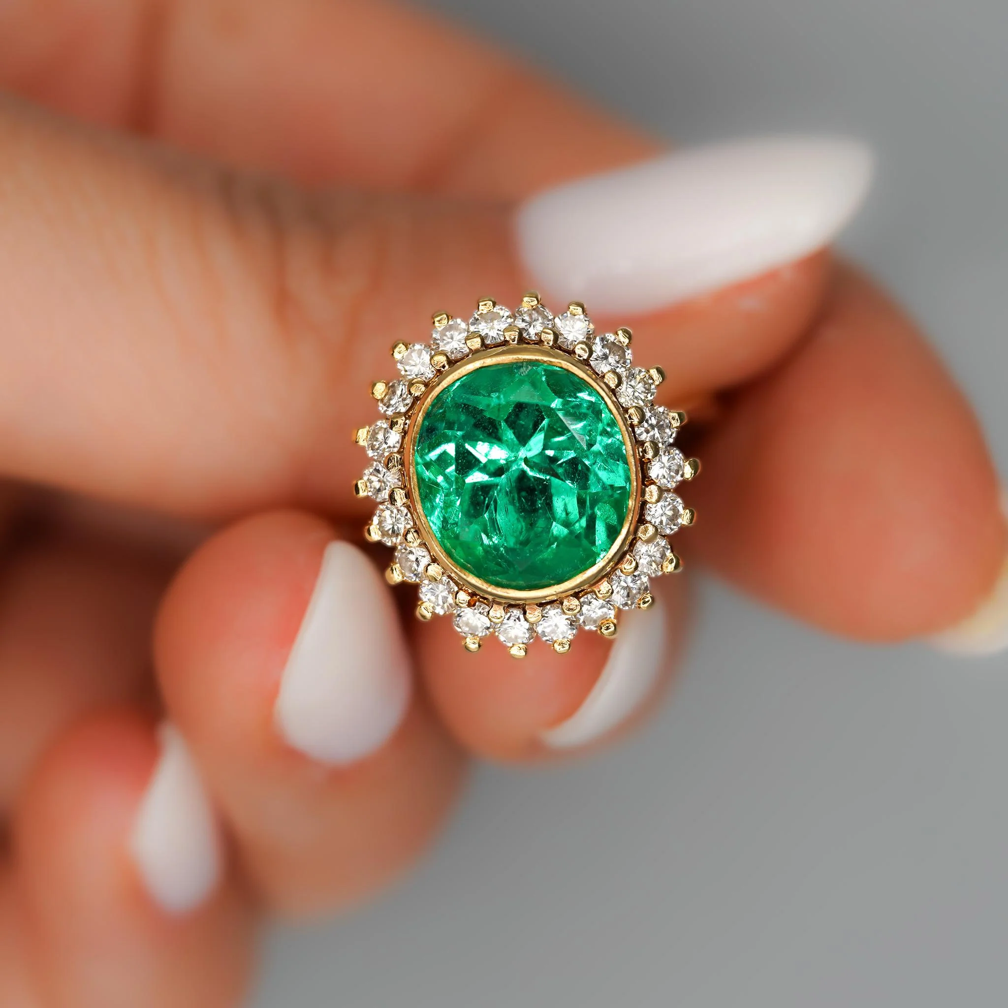 GIA Certified 4.3 Carat Colombian Emerald 18K Gold Button Sunburst Ring - Image 4