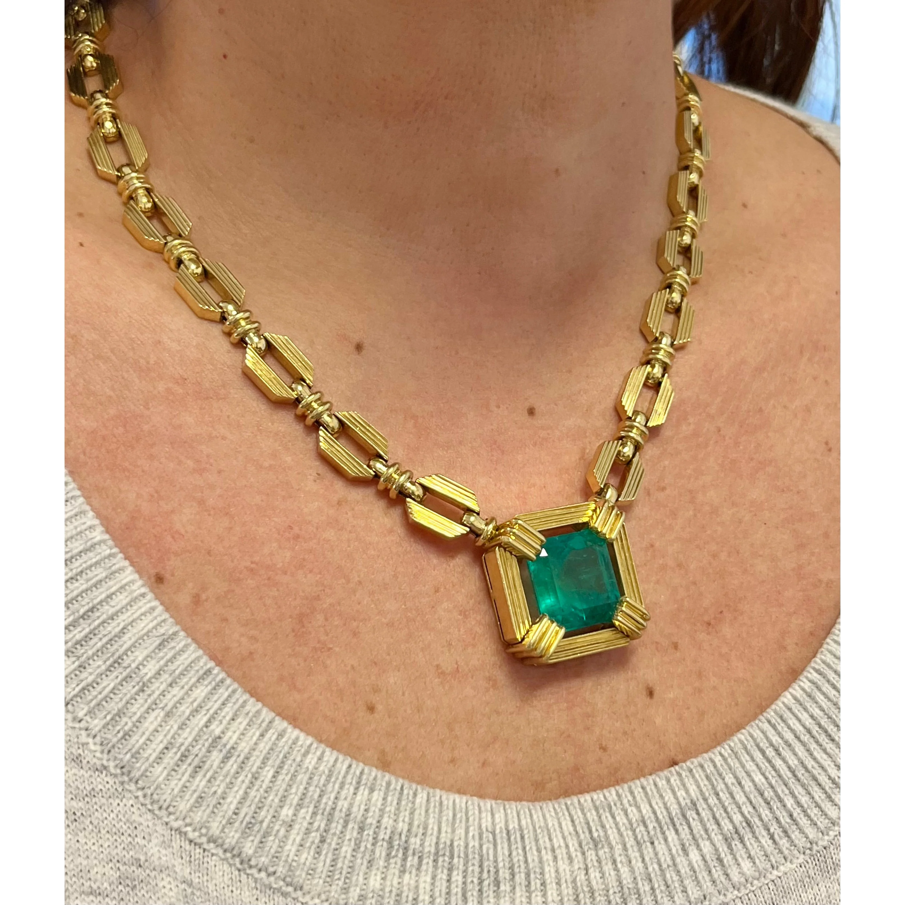 Henry Dunay 19.48 carat Colombian Emerald Necklace in 18k Yellow Gold - Image 9