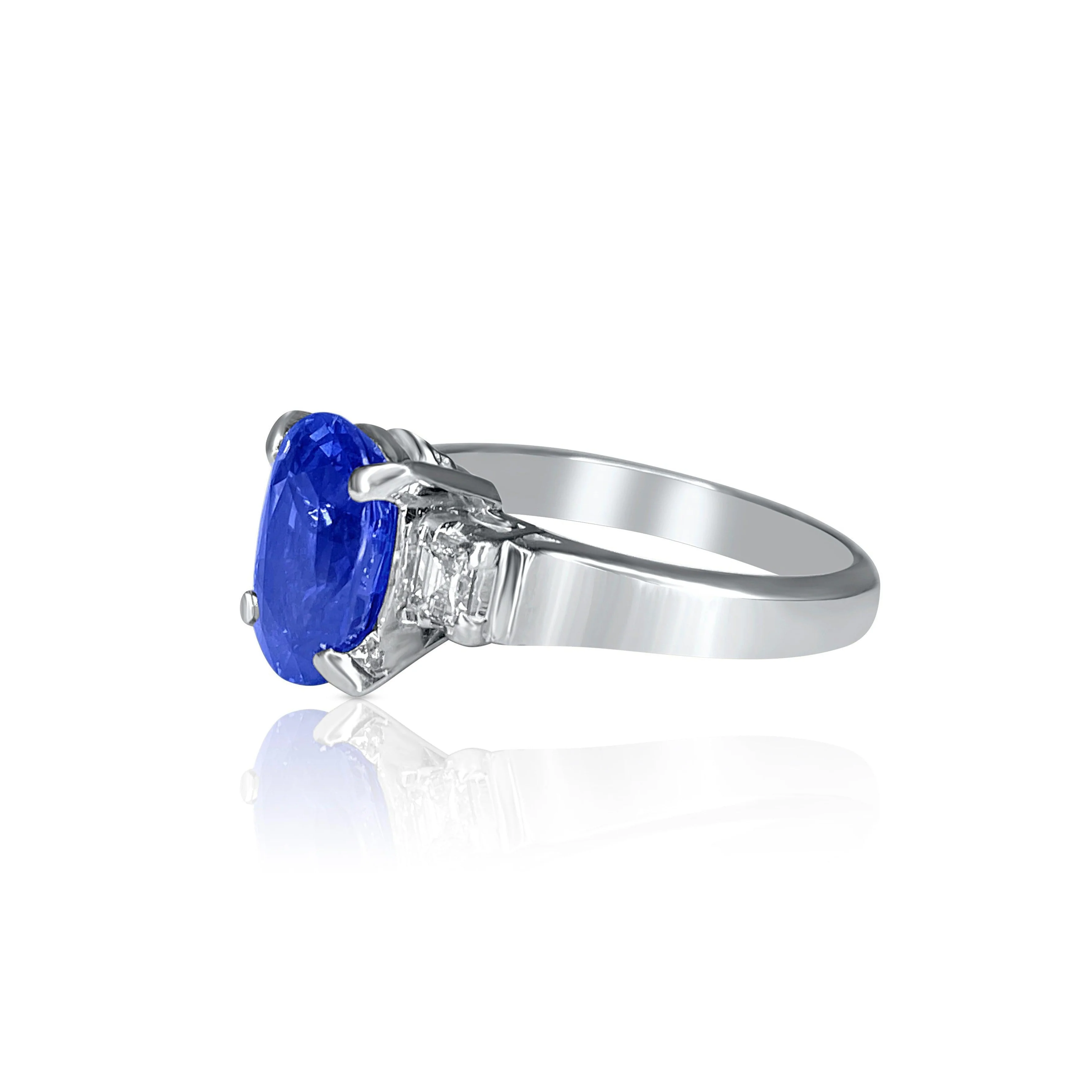 Vintage Oval Cut Natural Blue Sapphire Mounted in a Platinum Ring - Image 2