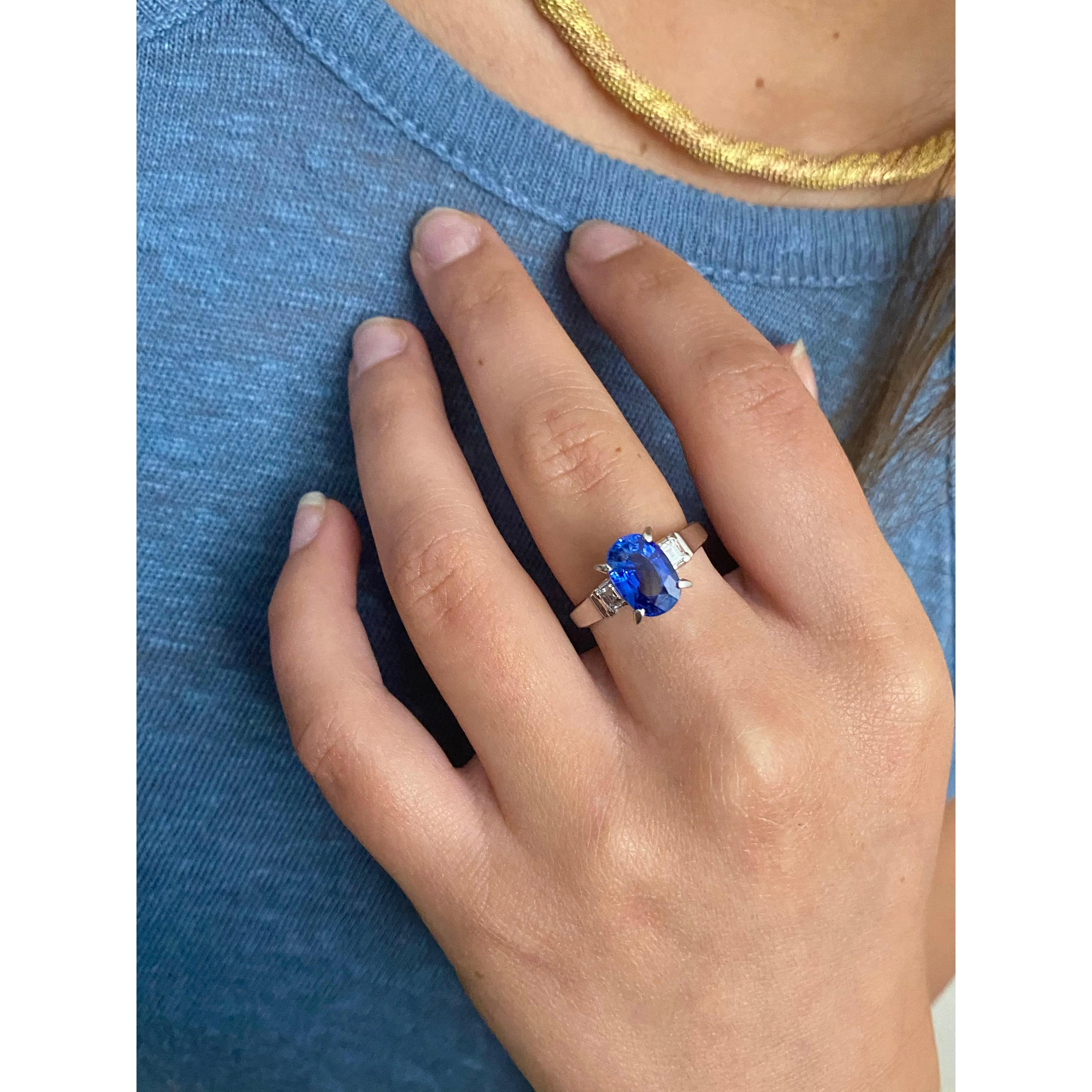Vintage Oval Cut Natural Blue Sapphire Mounted in a Platinum Ring - Image 3