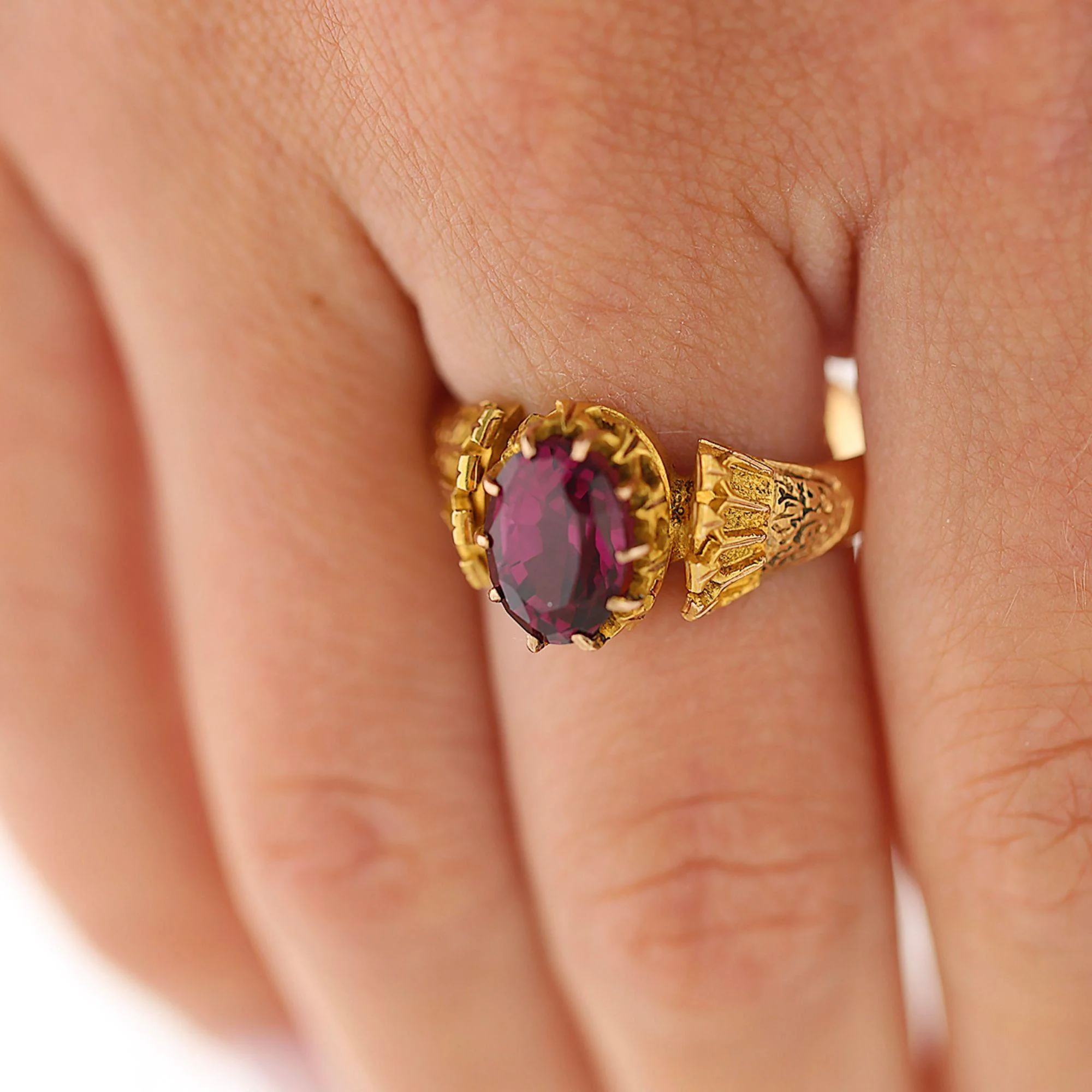 Vintage Oval Rodolite Garnet Victorian Revival in 18K Yellow Gold Solitaire Ring - Image 10