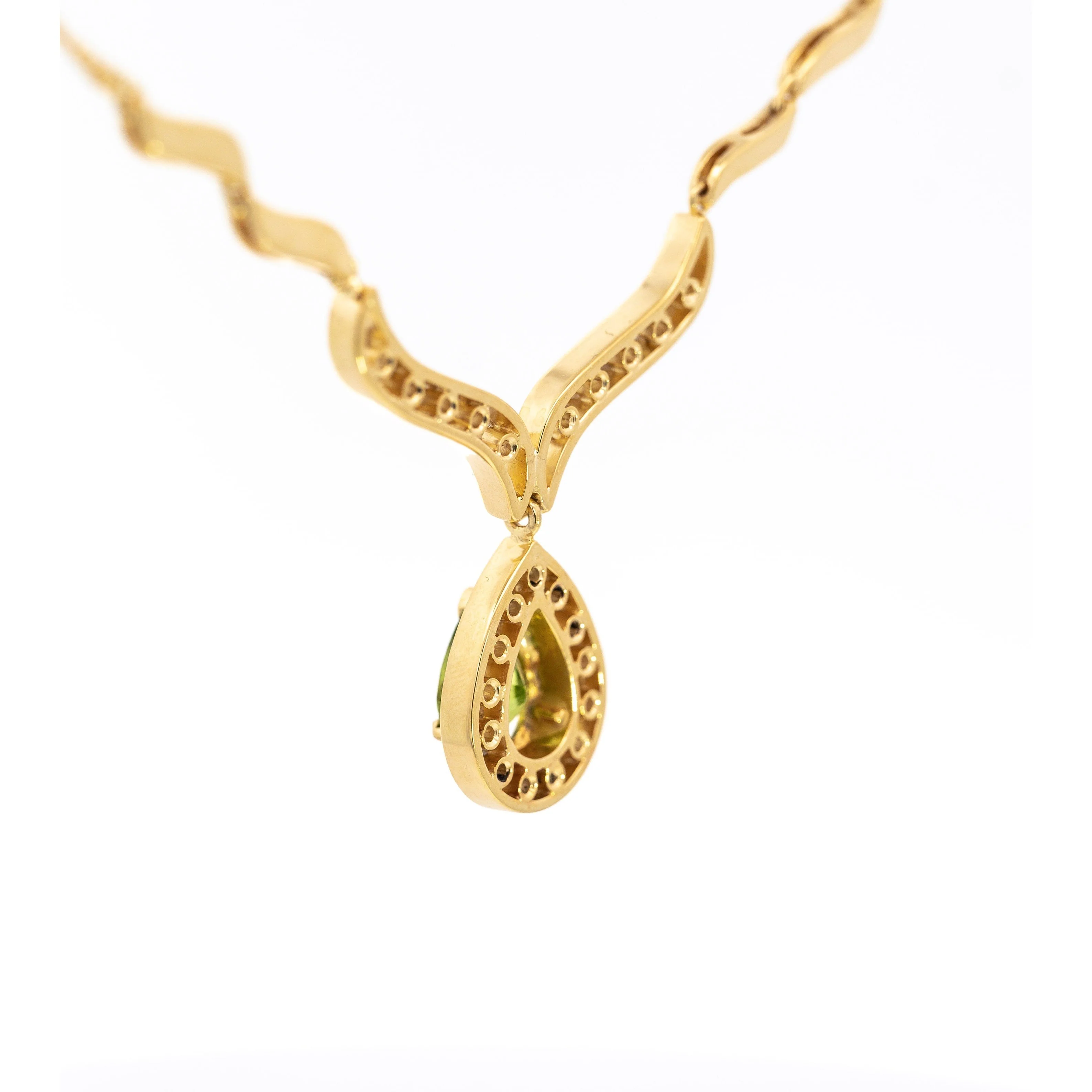 Vintage Pear Cut Green Peridot Drop Pendant Necklace with Diamonds in 18K Yellow Gold - Image 6